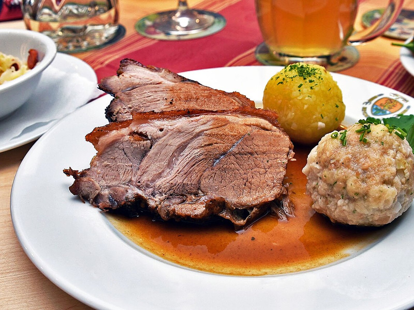 Bayerischer Schweinebraten mit Knödeln